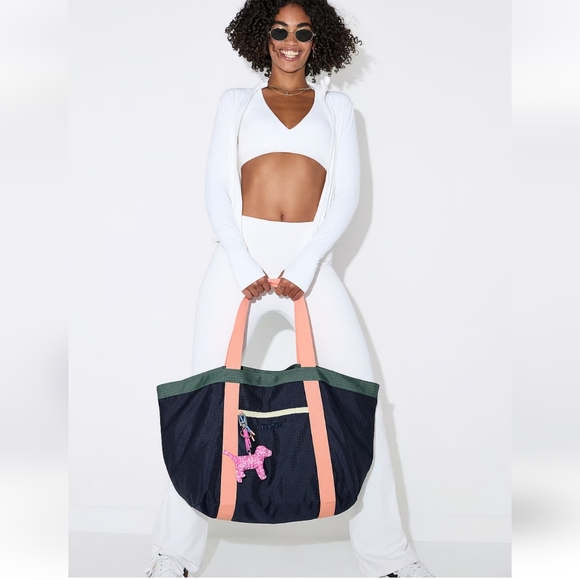 NWT Victoria's Secret Weekender Bag AH-2624 - Picture 1 of 7
